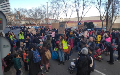 200 persones de l'Escola Samuntada tallen la Gran Via per protestar contra la segona línia al centre | Pau Duran
