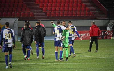 Pedro Capó, abraçant-se al final del partit amb el porter de La Nucía, Óscar Fornés | Jesús Arroyo