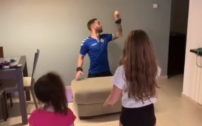 El porter Ian Mackay entrenant amb les seves filles a casa | Instagram