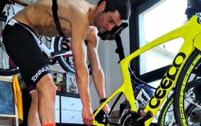 El triatleta Miquel Blanchart preparant el corró per entrenar a casa | Instagram