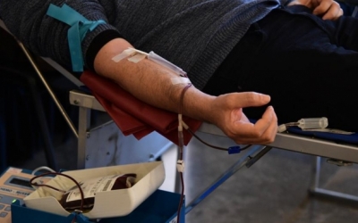 Un donant de sang en una de les campanyes que s'han fet a Sabadell | Roger Benet