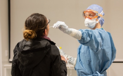 Una professional sanitària agafa una mostra per fer una prova de coronavirus a l'Hospital Clínic | ACN