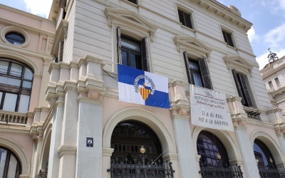 L'Ajuntament ja està engalanat amb la bandera del Sabadell | Cedida