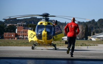 Un helicòpter i un agent del GRAE a l'aeroport de Sabadell/ Roger Benet