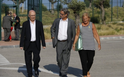 Els expresidents del Parlament Joan Rigol, Ernest Benach i Núria de Gispert, sortint de visitar Carme Forcadell | ACN
