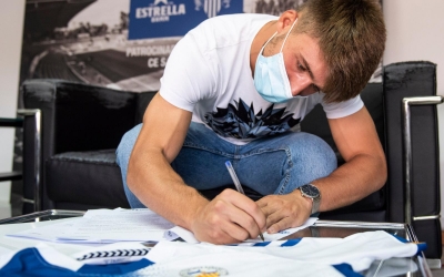Aarón Rey ja ha rubricat la seva firma en el nou contracte amb el Sabadell | CE Sabadell
