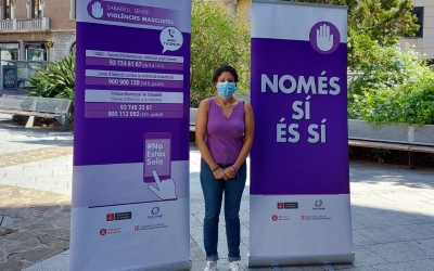 Marta Morell, amb la imatge de la campanya contra la violència masclista/ Karen Madrid