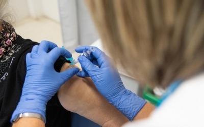 Una dona està sent vacunada al CAP del Centre | Roger Benet