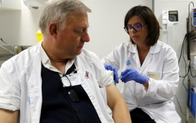 Un professional sanitari vacunant-se, en una imatge d'arxiu/ ACN