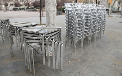 Imatge de taules i cadires de terrasses tancades | Roger Benet (Arxiu)