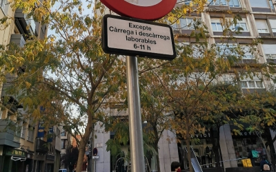 Imatge del senyal que indica restriccions de trànsit a la plaça de l'Àngel