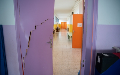 Imatge d'una de les portes esbotzades a l'Escola Joan Maragall | Roger Benet