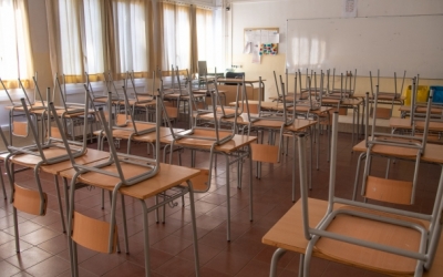 Taules i cadires d'una aula escolar | Roger Benet