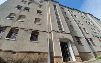 En aquest bloc de pisos es van esfondrar dos sostres el febrer passat | Pere Gallifa