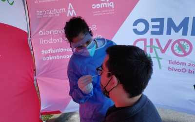 Una sanitària pren la mostra per realitzar el test a un treballador de Barcelona Moda Centre | Pau Duran