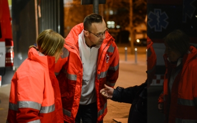 Voluntaris de Creu Roja parlen amb una persones sense llar al carrer | Roger Benet