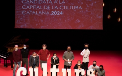 Foto de família de la presentació de la candidatura per ser Capital de la Cultura Catalana | Roger Benet