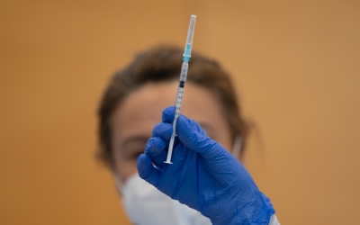 Imatge d'una dosi de la vacuna Pfizer contra la Covid-19 | Roger Benet
