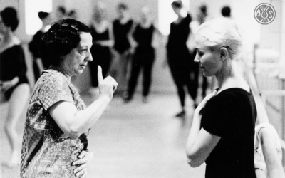 Carme Mechó rep instruccions de Nina Belikova, la professora de dansa del mètode Vaganova, durant un seminari internacional de dansa, a Copenhagen. 1969. | AHS 