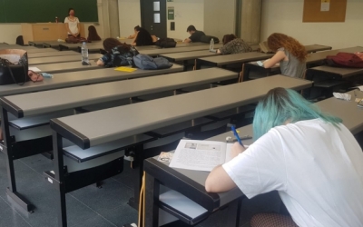 Alumnes fent exàmens en una aula de la UAB| Raquel García