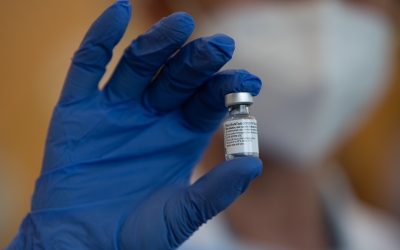 Pla detall de la vacuna de Pfizer | Roger Benet