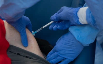 Sanitaris vacunant una persona | Roger Benet
