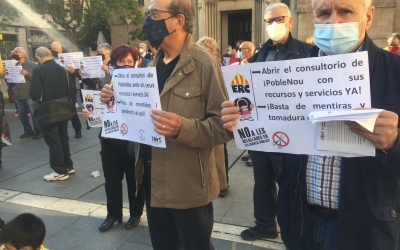 Imatge de dos manifestans aquesta tarda | Ràdio Sabadell  