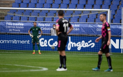 Ian Mackay mira els seus companys després de rebre el segon gol | Roger Benet