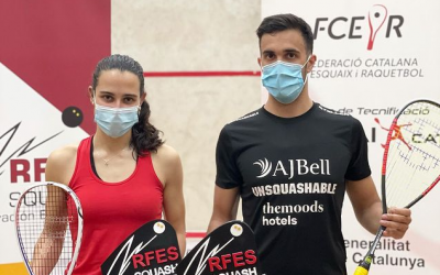 Iker Pajares lluint el trofeu al costat de Marta Domínguez, la guanyadora en categoria femenina |  rfesquash