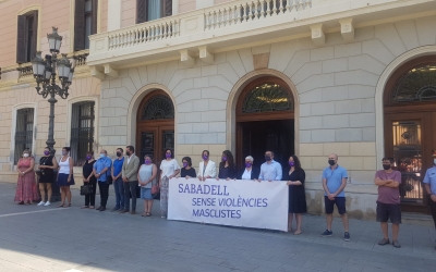 El minut de silenci a les portes de l'Ajuntament de Sabadell | Raquel García 