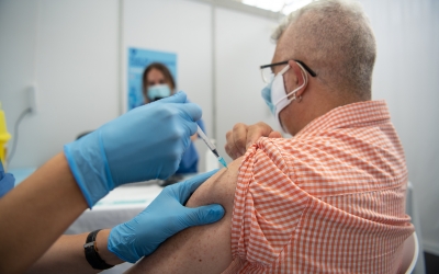 Un home vacunant-se a Sabadell | Roger Benet
