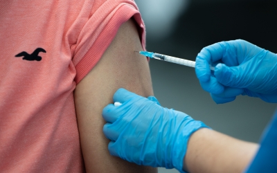 Vacunació d'un jove/ Roger Benet