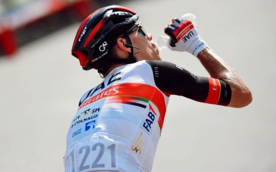 De la Cruz, hidratant-se en una de les etapes dels últims dies | UAE Team Emirates