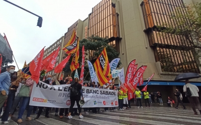 Els treballadors de BS, protstant davant la seu de l'entitat | Pere Gallifa
