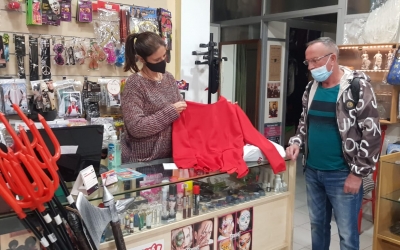 Anna Barquet a la botiga de disfresses Barquet a La Creu Alta | Raquel García
