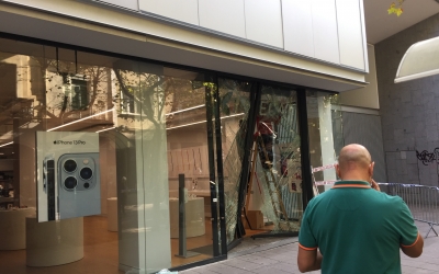 Façana de la botiga aquest migdia, operaris canvien el vidre trencat | Ràdio Sabadell 