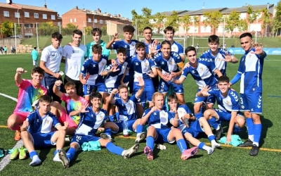 Els futbolistes del juvenil celebrant una victòria | CES