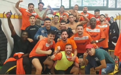 Els jugadors de la Sabadellenca celebrant la victòria al vestuari | Cedida