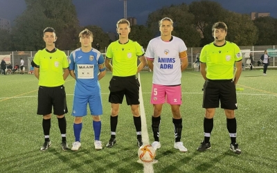 Fotografia d'inici de partit, amb una samarreta de suport al jugador Adri Peña | UniBellvitge