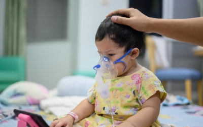 Un nen amb una mascareta d'oxigen | GettyImages