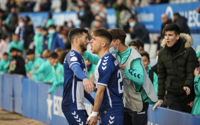 Jacobo celebra amb Aarón el seu gol diumenge contra el San Fernando | CES