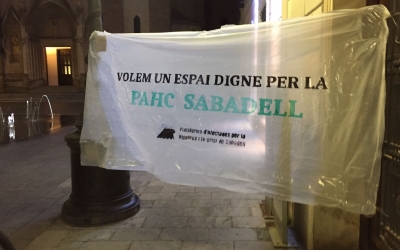 Pancarta de la PAH aquesta tarda | Ràdio Sabadell 