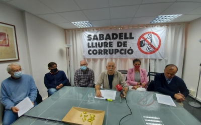 Membres de Sabadell Lliure de Corrupció, en roda de premsa/ Karen Madrid