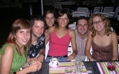 Eva Guarino, a la dreta, i Marga Chaves, al centre de la imatge amb altres companys de Ràdio Sabadell