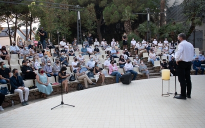 Acte en record de les víctimes de la pandèmia a l'amfiteatre dels Jardinets de l'Espai Cultura| Roger Benet