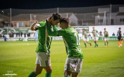 Armental i Miguelete, celebrant ahir un dels gols contra el Sabadell | Atlético Sanluqueño