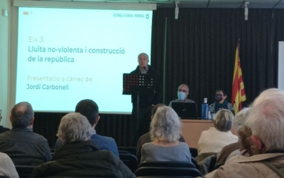 Carbonell realitzant la seva presentació | Òmnium Sabadell 