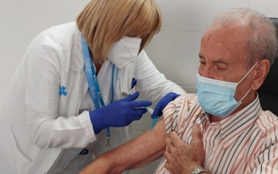 Un pacient rebent la vacuna contra la Covid-19 | Karen Madrid