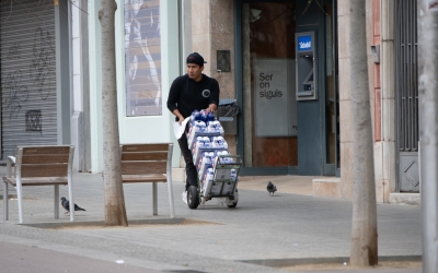 Un repartidor camina pel carrer | Roger Benet