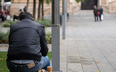 Un home assegut en un banc de la plaça Sant Roc/ Roger Benet
